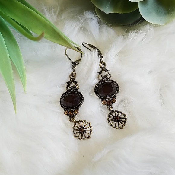 Jewelry - Gold dangle earrings
